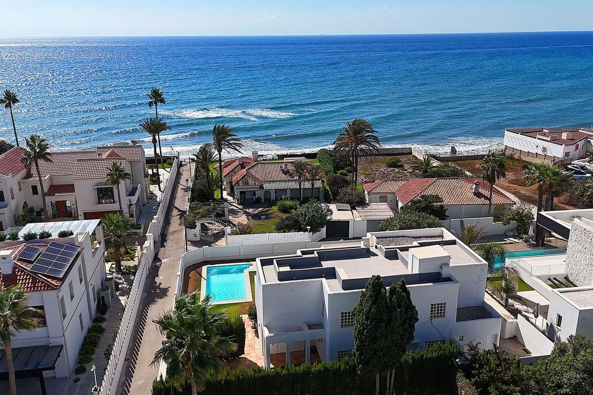 Coastal Perfection: Stunning Marbesa Villa Just 50 Metres From the Beach