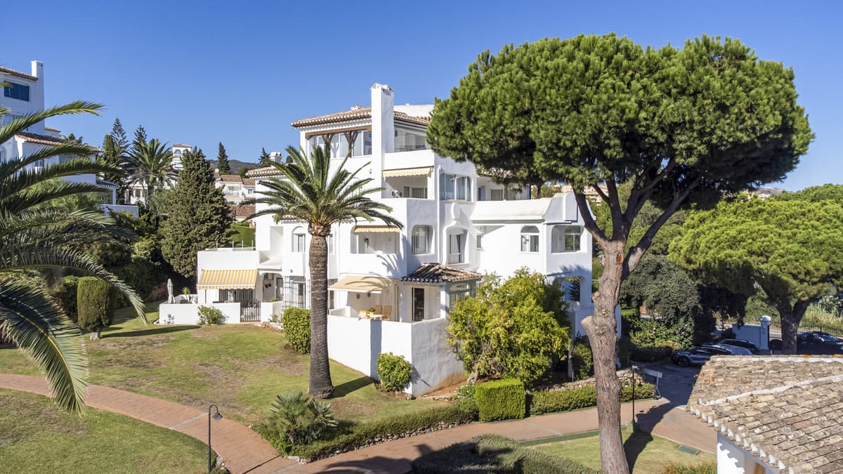 Apartament na środkowym piętrze in Elviria