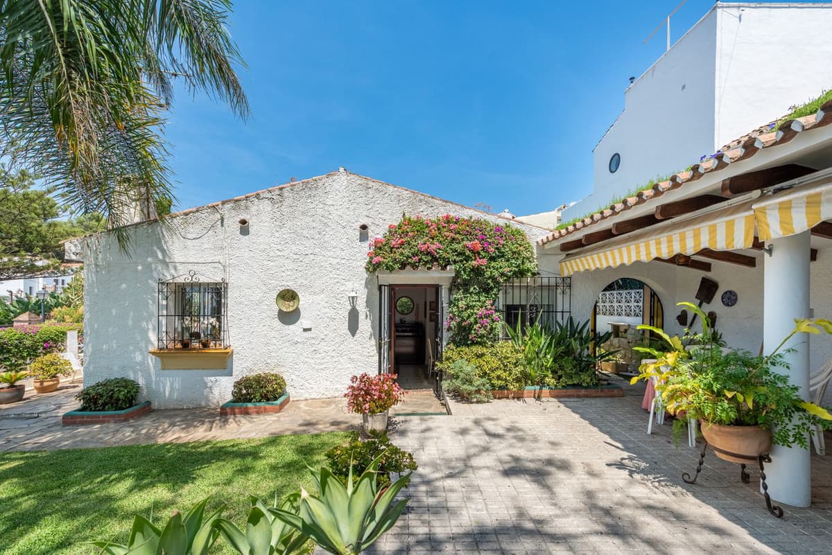 Detached Villa in Nueva Andalucía