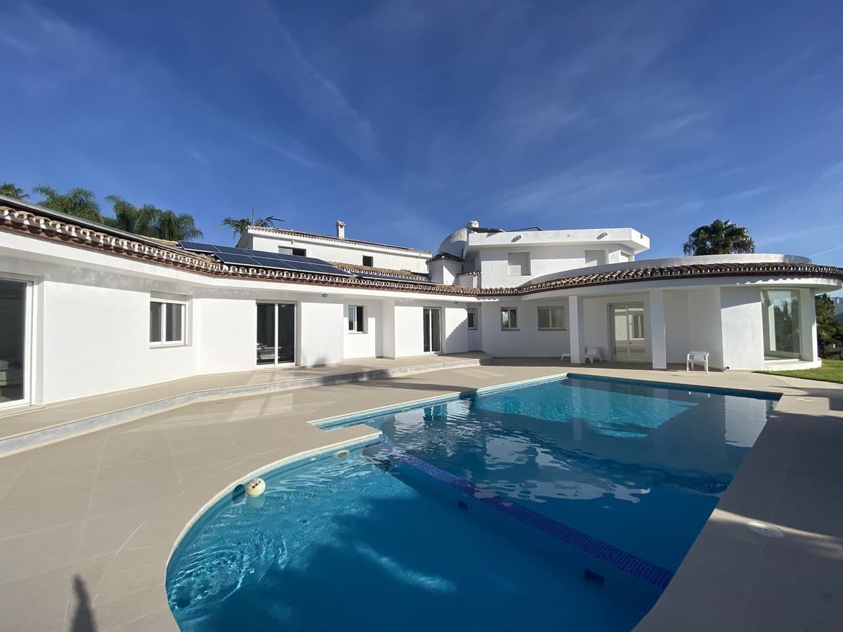 Detached Villa in El Paraiso