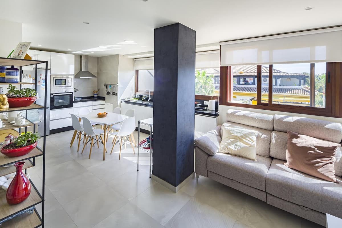Apartament na środkowym piętrze in Nueva Andalucía