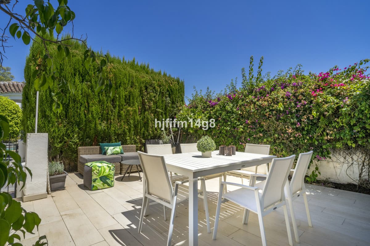 Geschakelde Woning in Nueva Andalucía