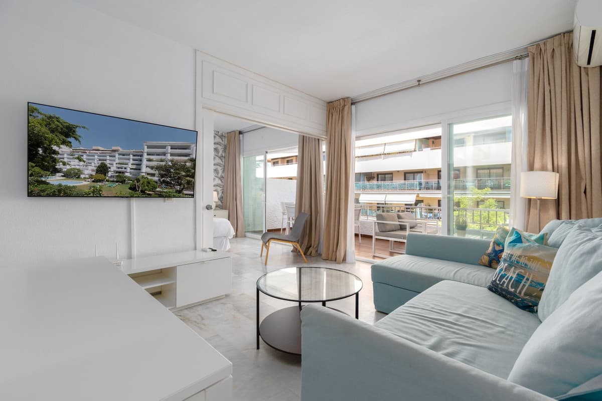 Middle Floor Apartment in The Golden Mile