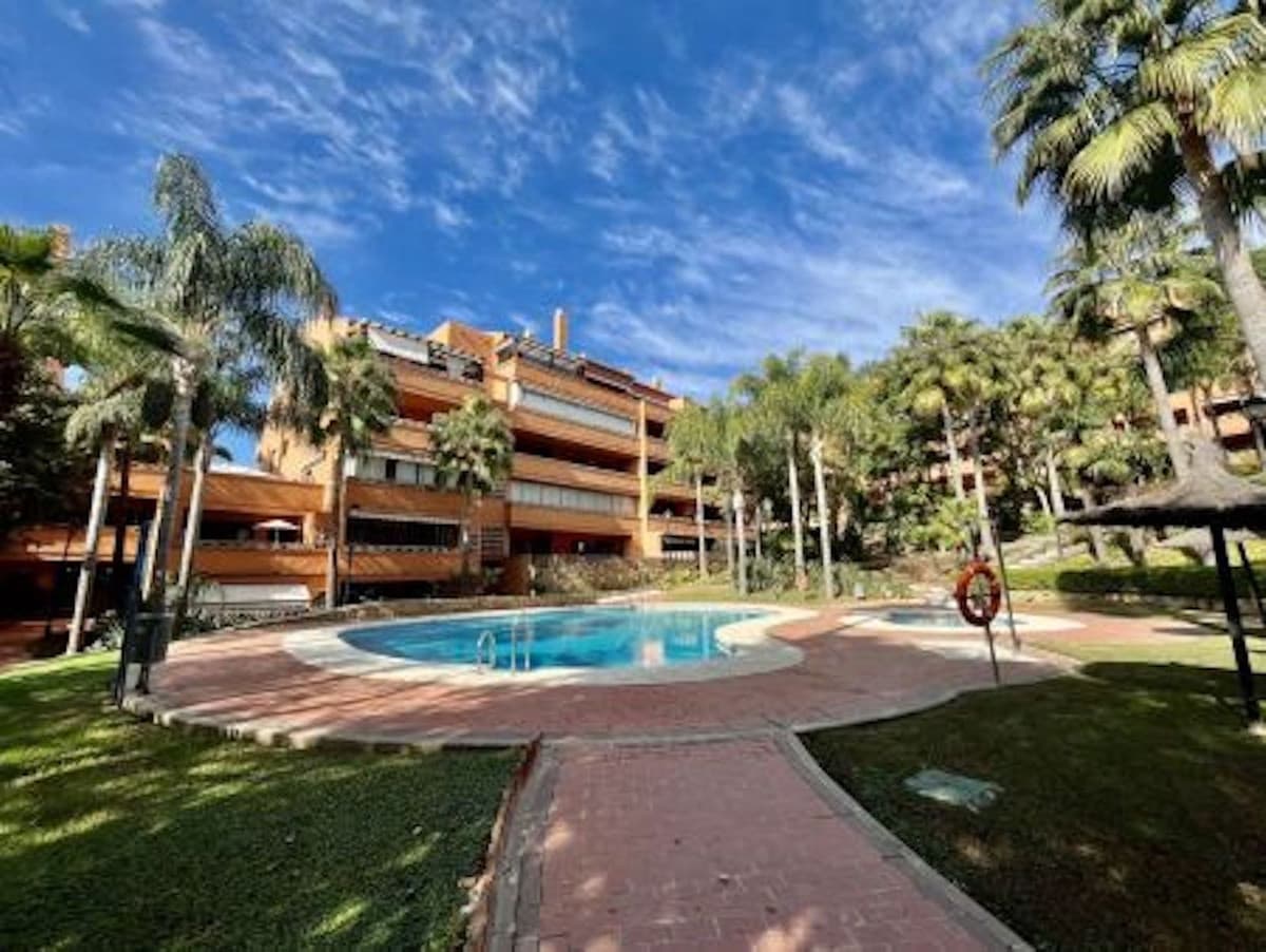 Middle Floor Apartment in The Golden Mile