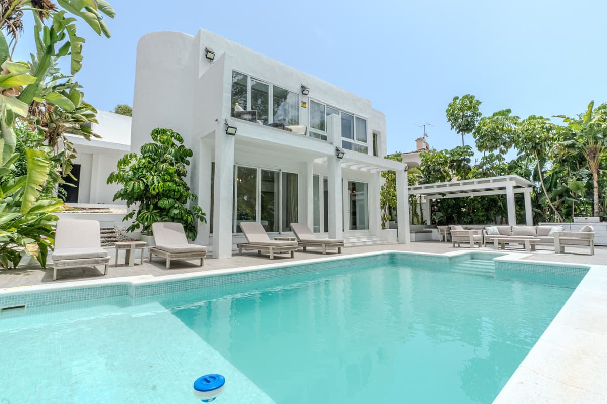 Fritliggende Villa in Nueva Andalucía