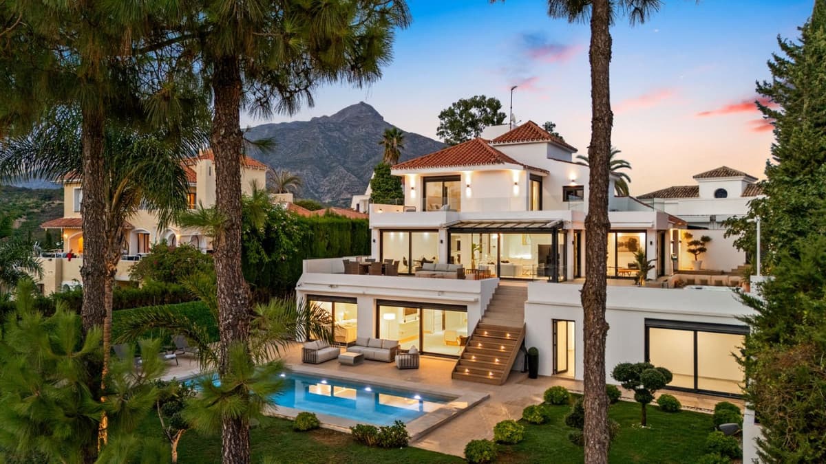 Fritliggende Villa in Nueva Andalucía