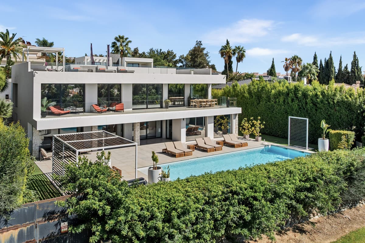 Fritliggende Villa in Nueva Andalucía